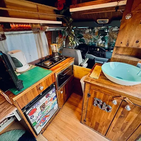 Astrovan - The Ultimate Van Escape *